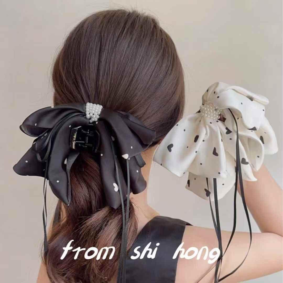 Mon Amour Pearl Heart Bow Claw